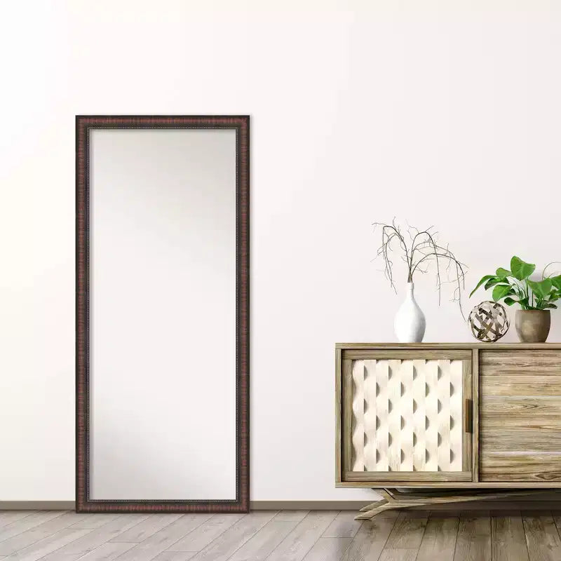 Specchio Amanti Art 28"x64" da appoggio a figura intera senza smussatura Caleb Brown con cornice: Stile rustico da fattoria, cornice in polistirene