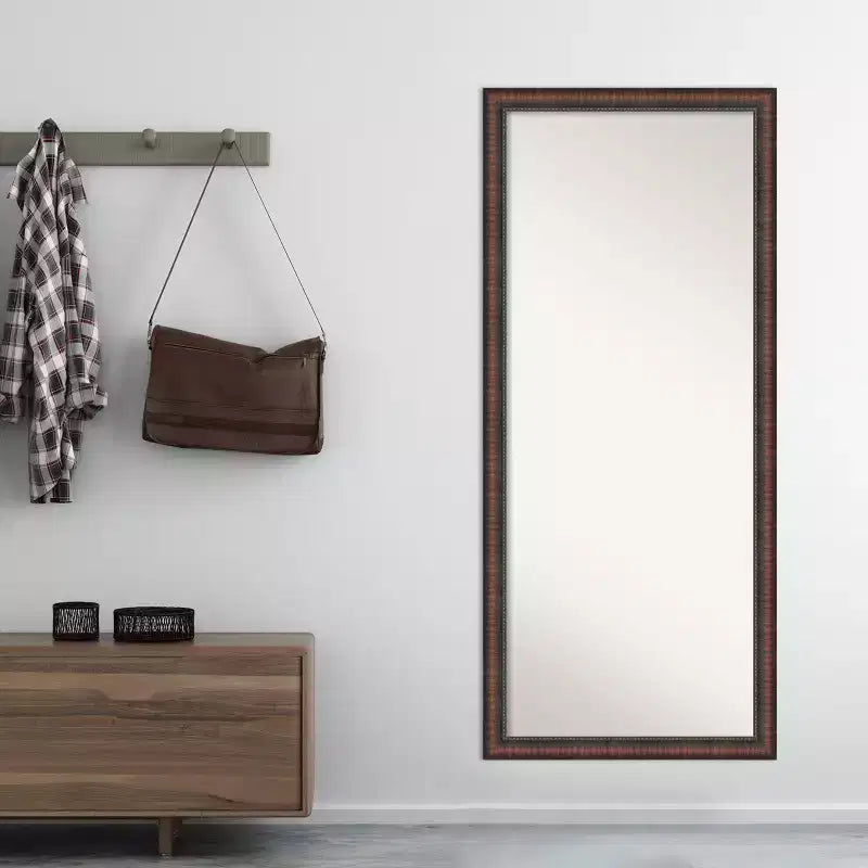 Specchio Amanti Art 28"x64" da appoggio a figura intera senza smussatura Caleb Brown con cornice: Stile rustico da fattoria, cornice in polistirene