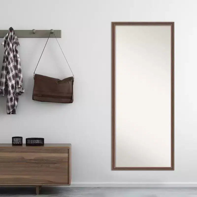 Specchio da terra Amanti Art 27"x63" non smussato: marrone rustico, cornice in legno, opzione montaggio a parete