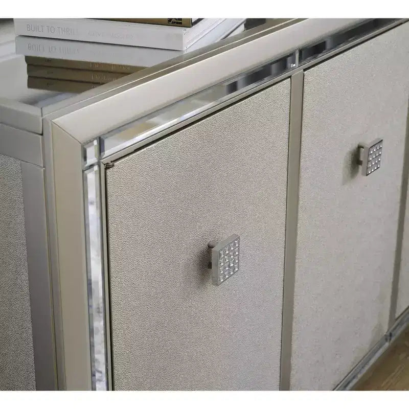 Mobile accentato contemporaneo Chaseton color champagne Signature Design by Ashley