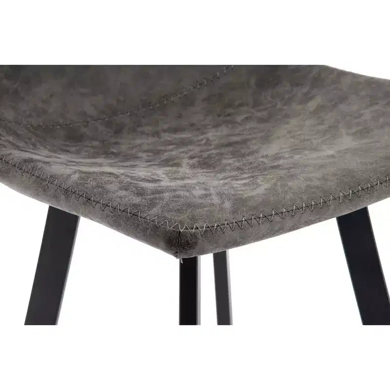 Sgabello da bar LeisureMod Elland con rivestimento in pelle - Sgabello moderno ad altezza bancone con gambe e poggiapiedi in ferro per cucina, bar e pub, set da 2