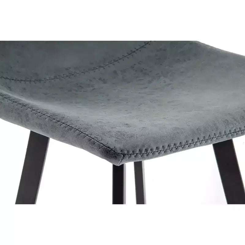 Sgabello da bar LeisureMod Elland con rivestimento in pelle - Sgabello moderno ad altezza bancone con gambe e poggiapiedi in ferro per cucina, bar e pub, set da 2