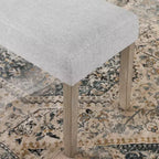 Panca imbottita Zelalle di Roundhill Furniture, in tessuto grigio chiaro con gambe in legno di gomma