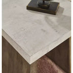 Tavolino da salotto quadrato contemporaneo Brendalhouse di Signature Design by Ashley – Piano effetto cemento con base in legno di mango, marrone chiaro