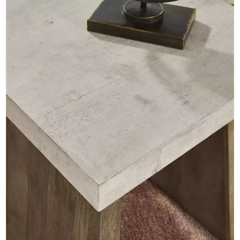 Tavolino da salotto quadrato contemporaneo Brendalhouse di Signature Design by Ashley – Piano effetto cemento con base in legno di mango, marrone chiaro