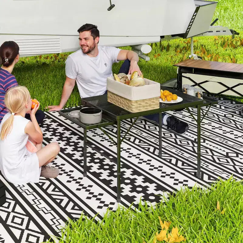 Tavolo da campeggio pieghevole Outsunny, 137 cm, portatile con 2 pannelli laterali, tavolo da esterno in metallo regolabile in altezza per picnic, barbecue, feste