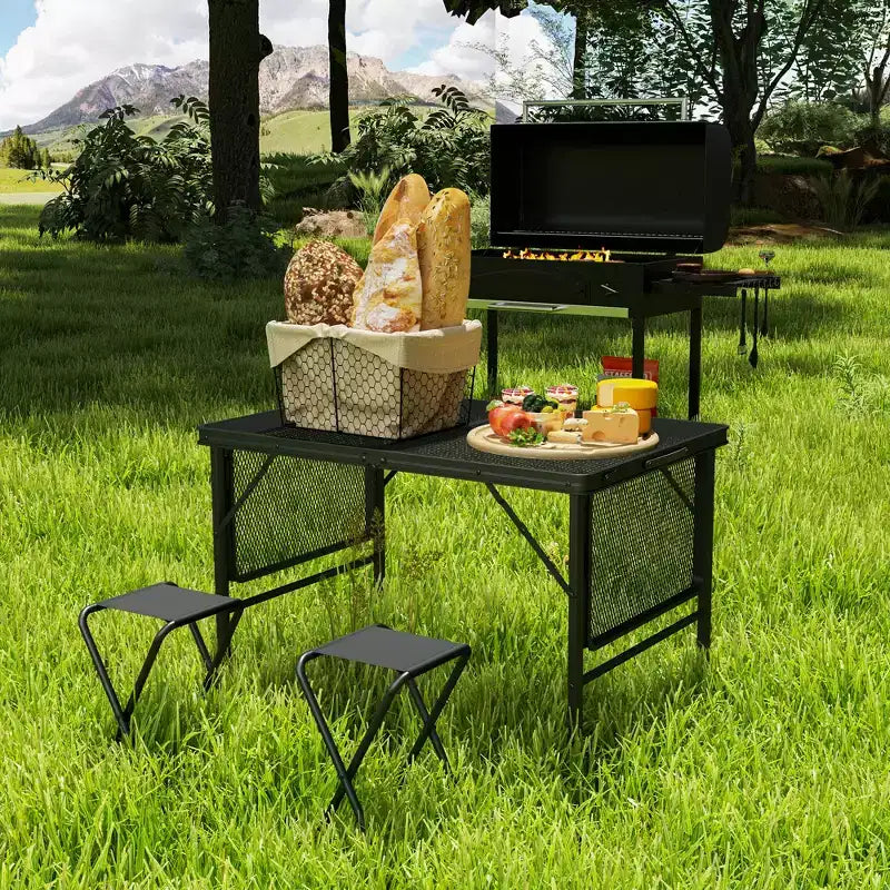Tavolo da campeggio pieghevole Outsunny, 137 cm, portatile con 2 pannelli laterali, tavolo da esterno in metallo regolabile in altezza per picnic, barbecue, feste