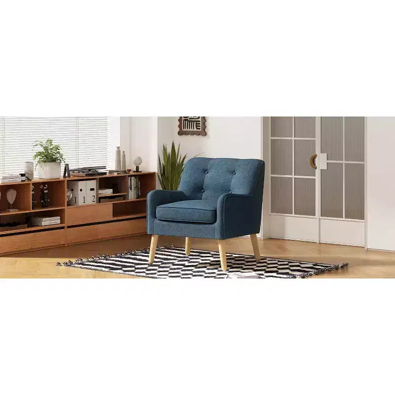 Poltrona singola Okak con bottoni, poltrona club trapuntata con comoda tappezzeria, elegante poltrona con gambe in legno di betulla per soggiorno, camera da letto