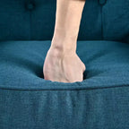 Poltrona singola Okak con bottoni, poltrona club trapuntata con comoda tappezzeria, elegante poltrona con gambe in legno di betulla per soggiorno, camera da letto