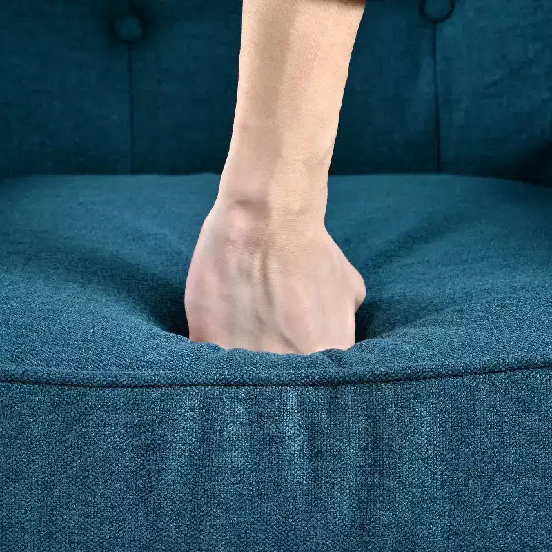 Poltrona singola Okak con bottoni, poltrona club trapuntata con comoda tappezzeria, elegante poltrona con gambe in legno di betulla per soggiorno, camera da letto