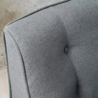 Poltrona singola Okak con bottoni, poltrona club trapuntata con comoda tappezzeria, elegante poltrona con gambe in legno di betulla per soggiorno, camera da letto