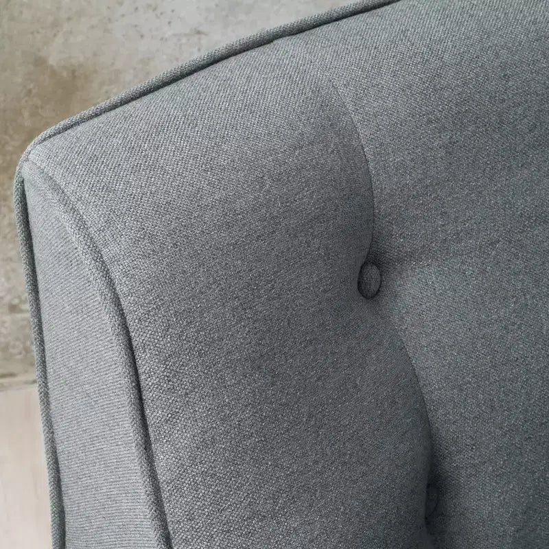 Poltrona singola Okak con bottoni, poltrona club trapuntata con comoda tappezzeria, elegante poltrona con gambe in legno di betulla per soggiorno, camera da letto