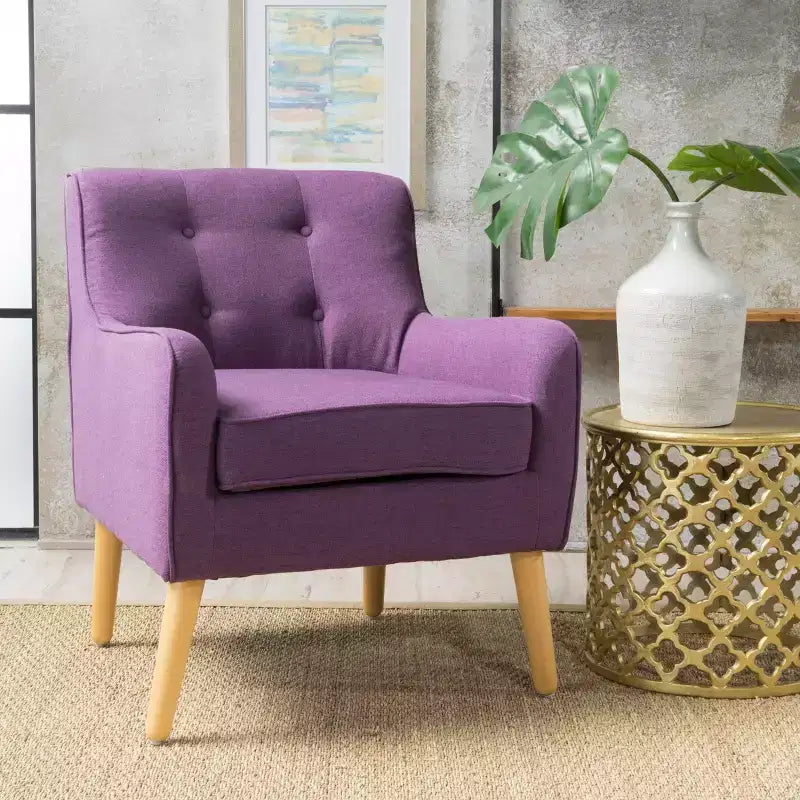 Poltrona singola Okak con bottoni, poltrona club trapuntata con comoda tappezzeria, elegante poltrona con gambe in legno di betulla per soggiorno, camera da letto