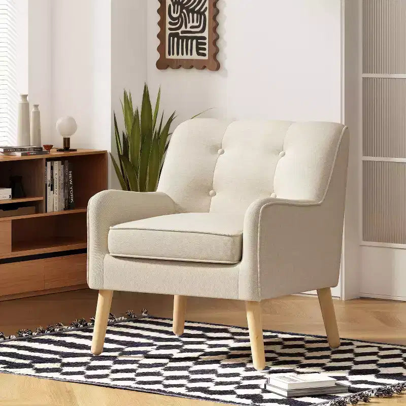 Poltrona singola Okak con bottoni, poltrona club trapuntata con comoda tappezzeria, elegante poltrona con gambe in legno di betulla per soggiorno, camera da letto
