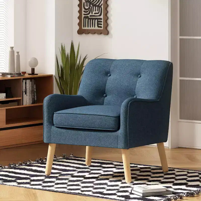 Poltrona singola Okak con bottoni, poltrona club trapuntata con comoda tappezzeria, elegante poltrona con gambe in legno di betulla per soggiorno, camera da letto