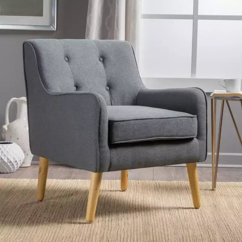 Poltrona singola Okak con bottoni, poltrona club trapuntata con comoda tappezzeria, elegante poltrona con gambe in legno di betulla per soggiorno, camera da letto