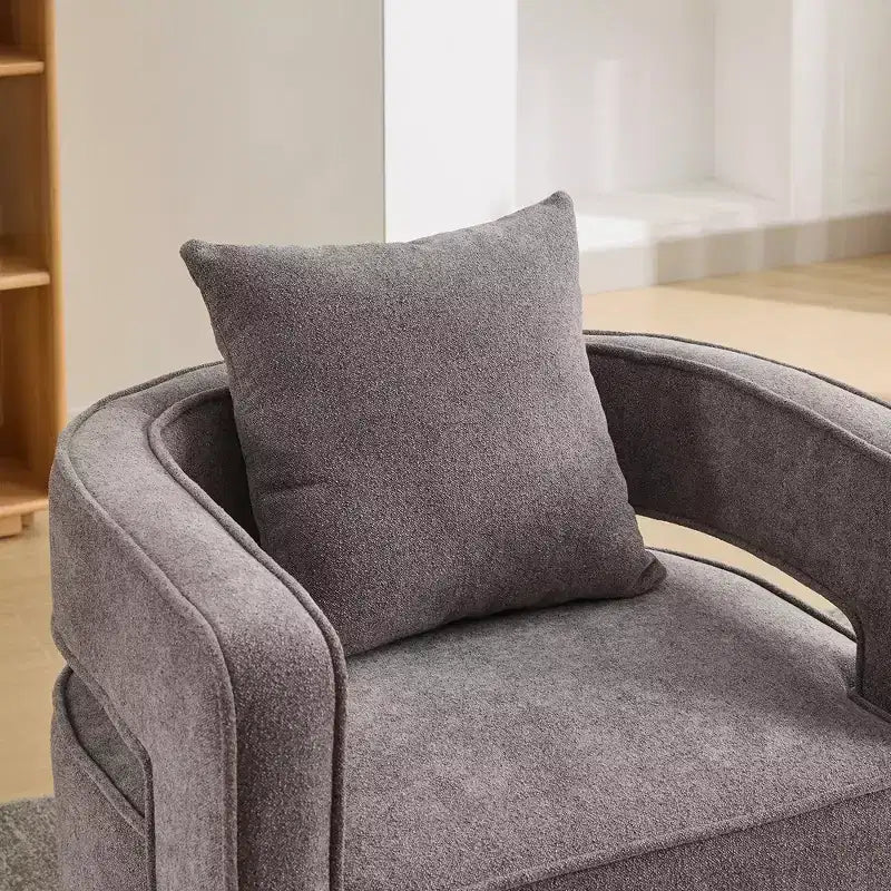 Poltrona girevole Okak 360 con base in legno invecchiato, poltrona moderna con schienale aperto per soggiorno, camera da letto