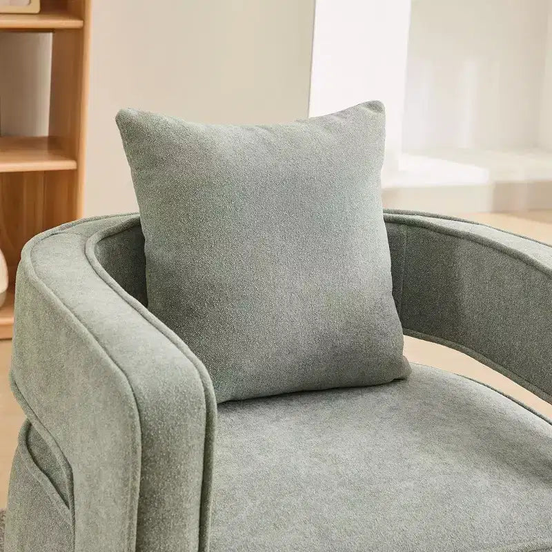 Poltrona girevole Okak 360 con base in legno invecchiato, poltrona moderna con schienale aperto per soggiorno, camera da letto