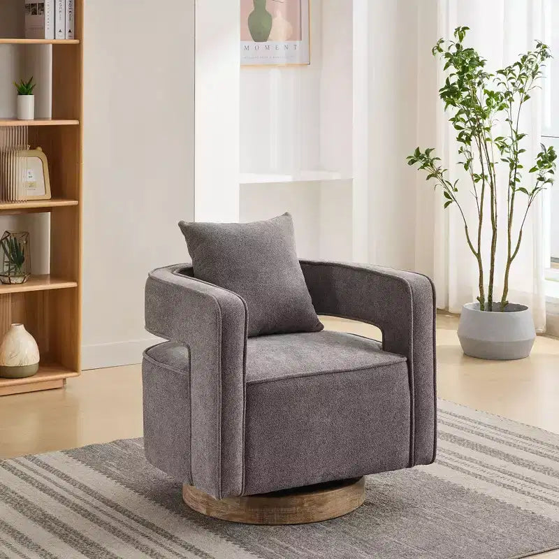 Poltrona girevole Okak 360 con base in legno invecchiato, poltrona moderna con schienale aperto per soggiorno, camera da letto