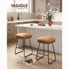 Set di 2 moderni sgabelli da bar ad altezza bancone, rivestimento in similpelle con morbida imbottitura e base a slitta in metallo, 65 cm