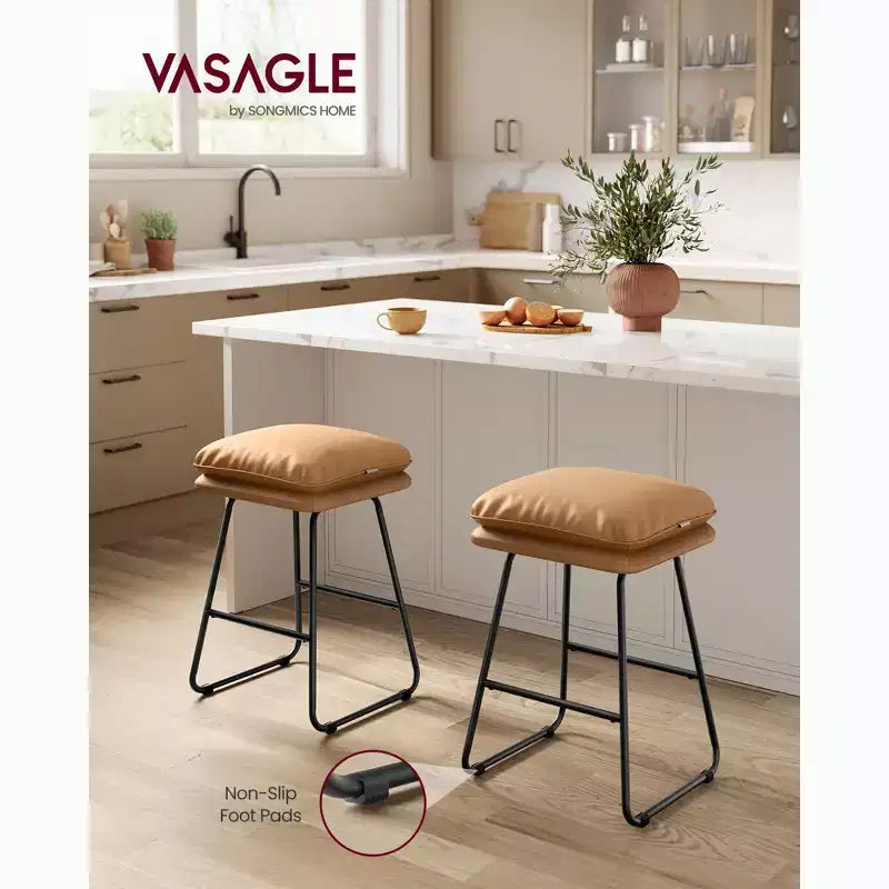 Set di 2 moderni sgabelli da bar ad altezza bancone, rivestimento in similpelle con morbida imbottitura e base a slitta in metallo, 65 cm