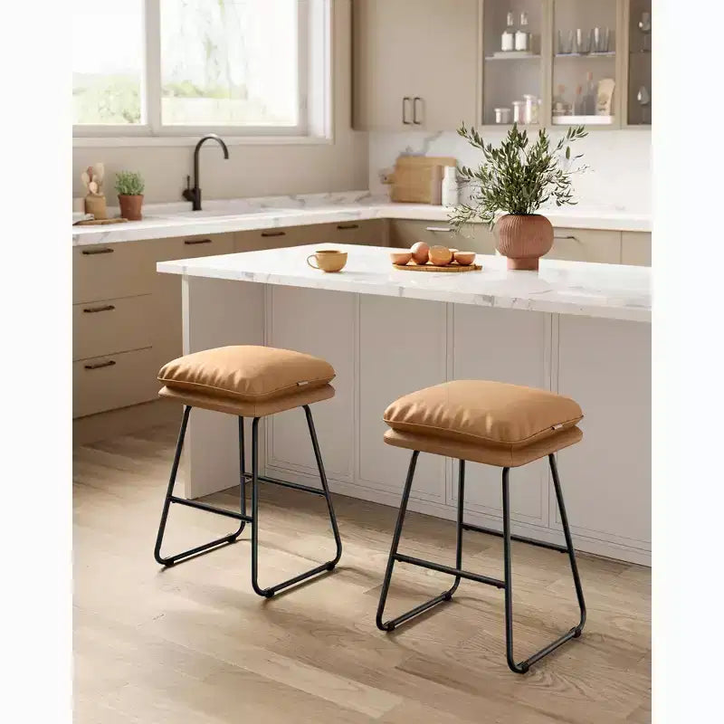 Set di 2 moderni sgabelli da bar ad altezza bancone, rivestimento in similpelle con morbida imbottitura e base a slitta in metallo, 65 cm