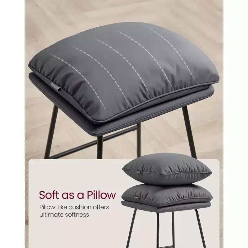 Set di 2 moderni sgabelli da bar ad altezza bancone, rivestimento in similpelle con morbida imbottitura e base a slitta in metallo, 65 cm