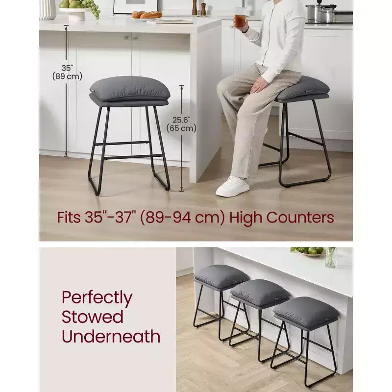 Set di 2 moderni sgabelli da bar ad altezza bancone, rivestimento in similpelle con morbida imbottitura e base a slitta in metallo, 65 cm