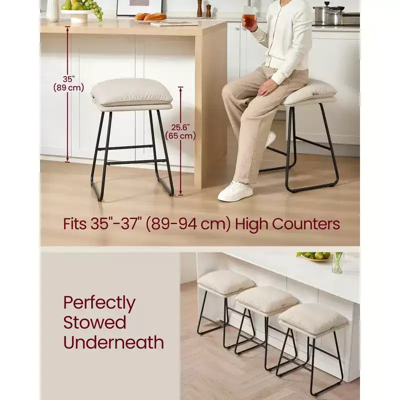 Set di 2 moderni sgabelli da bar ad altezza bancone, rivestimento in similpelle con morbida imbottitura e base a slitta in metallo, 65 cm