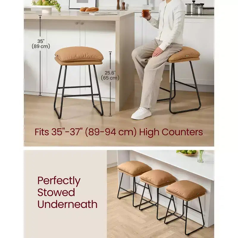 Set di 2 moderni sgabelli da bar ad altezza bancone, rivestimento in similpelle con morbida imbottitura e base a slitta in metallo, 65 cm
