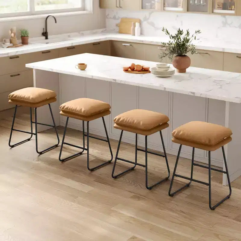 Set di 2 moderni sgabelli da bar ad altezza bancone, rivestimento in similpelle con morbida imbottitura e base a slitta in metallo, 65 cm