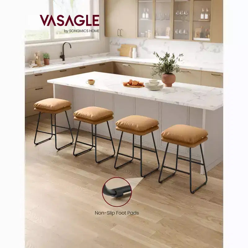 Set di 2 moderni sgabelli da bar ad altezza bancone, rivestimento in similpelle con morbida imbottitura e base a slitta in metallo, 65 cm