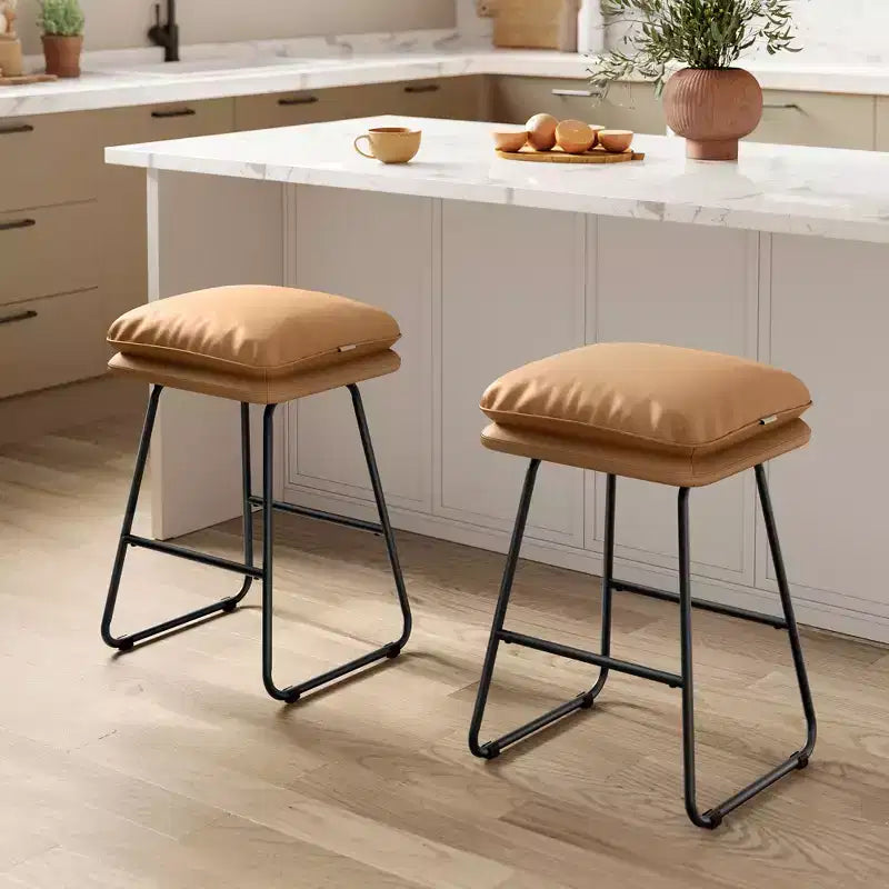 Set di 2 moderni sgabelli da bar ad altezza bancone, rivestimento in similpelle con morbida imbottitura e base a slitta in metallo, 65 cm