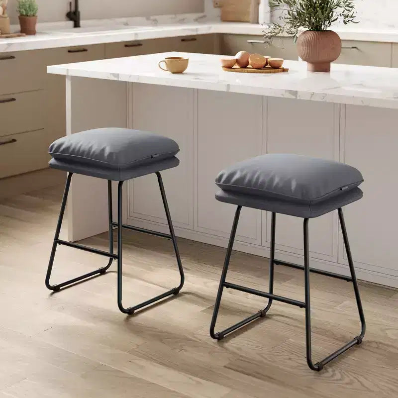 Set di 2 moderni sgabelli da bar ad altezza bancone, rivestimento in similpelle con morbida imbottitura e base a slitta in metallo, 65 cm