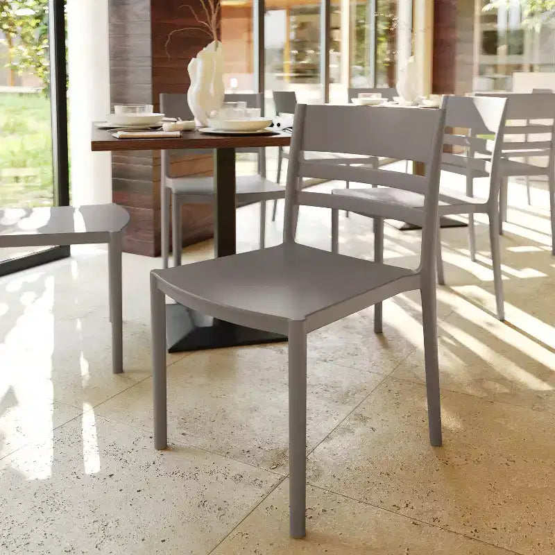 Flash Furniture Bridgeport Set di 4 sedie impilabili da interni-esterni per patio con schienale a doghe, sedia commerciale in resina per tutte le stagioni