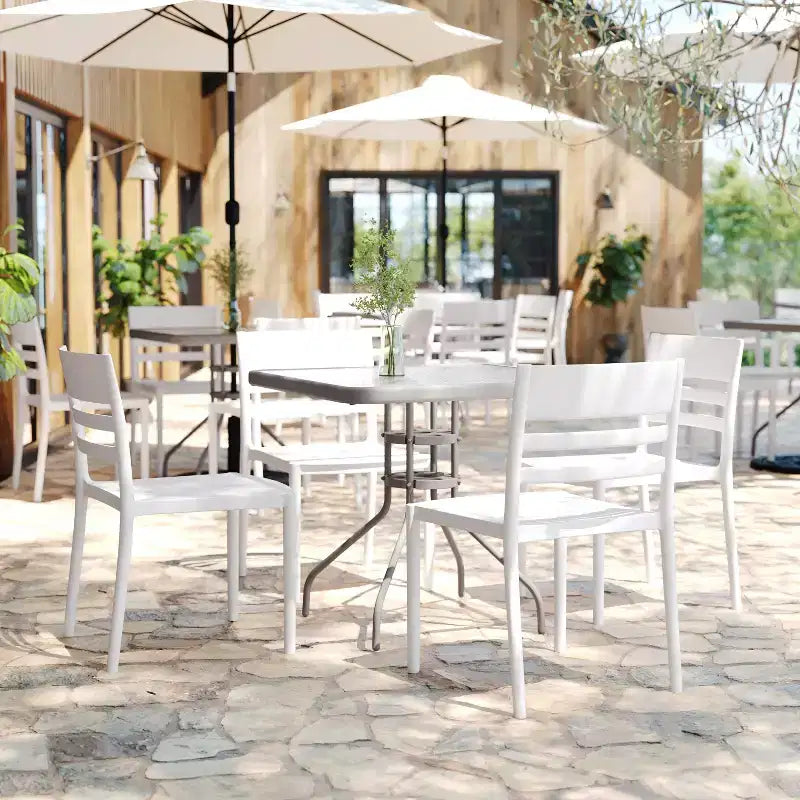 Flash Furniture Bridgeport Set di 4 sedie impilabili da interni-esterni per patio con schienale a doghe, sedia commerciale in resina per tutte le stagioni