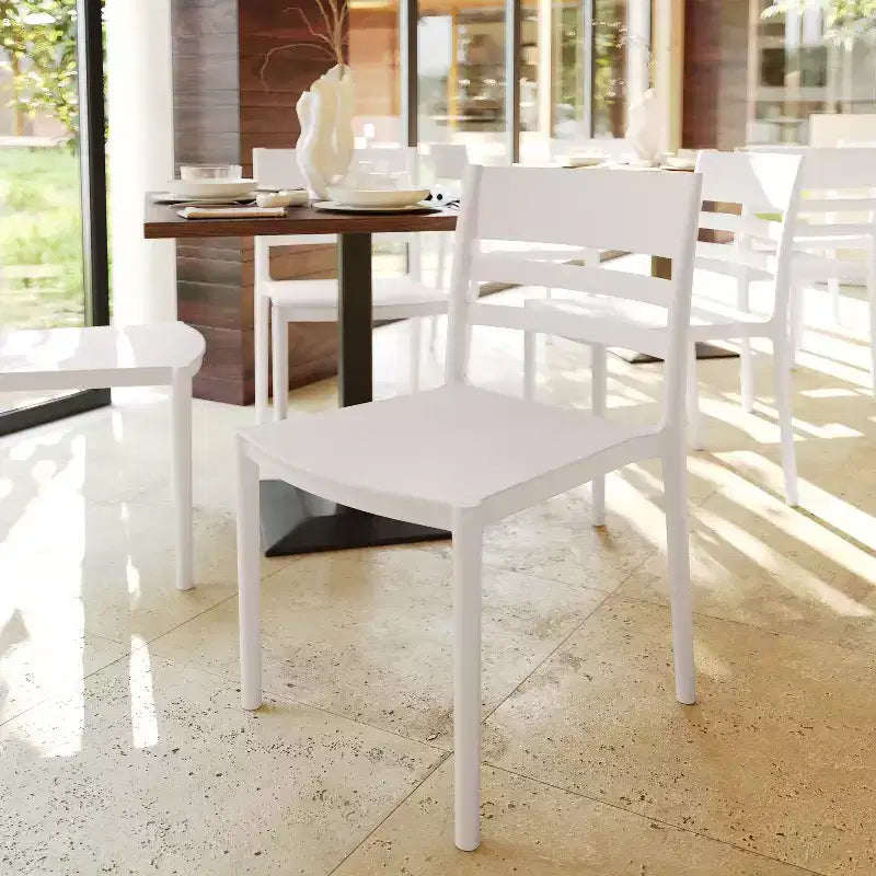 Flash Furniture Bridgeport Set di 4 sedie impilabili da interni-esterni per patio con schienale a doghe, sedia commerciale in resina per tutte le stagioni
