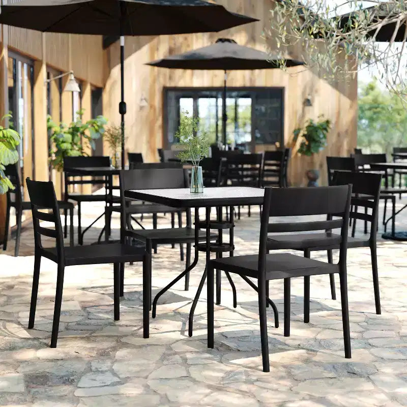 Flash Furniture Bridgeport Set di 4 sedie impilabili da interni-esterni per patio con schienale a doghe, sedia commerciale in resina per tutte le stagioni