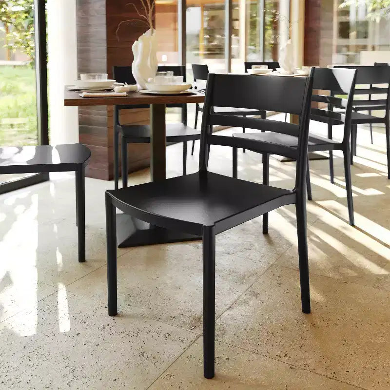 Flash Furniture Bridgeport Set di 4 sedie impilabili da interni-esterni per patio con schienale a doghe, sedia commerciale in resina per tutte le stagioni