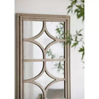 Specchio da parete rettangolare 28 x 59 pollici con cornice bianca invecchiata e design a finestra