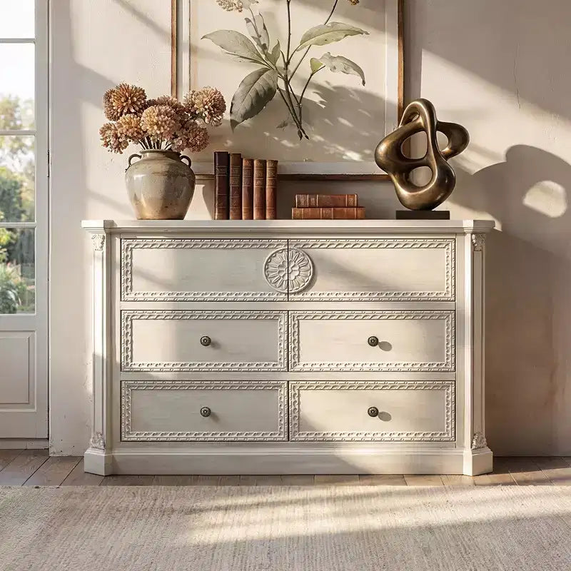Cassettiera Homsee in legno massello bianco a 6 cassetti preassemblata: Dettagli intagliati ornamentali + Finiture vintage. Mobile contenitore pronto all'uso per la camera da letto.