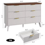 Comò bianco a 6 cassetti, design curvo scanalato largo 120 cm con maniglie dorate, cassettiera moderna e robusta per camera da letto e soggiorno.