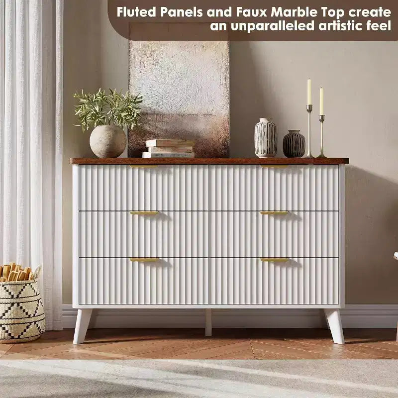 Comò bianco a 6 cassetti, design curvo scanalato largo 120 cm con maniglie dorate, cassettiera moderna e robusta per camera da letto e soggiorno.