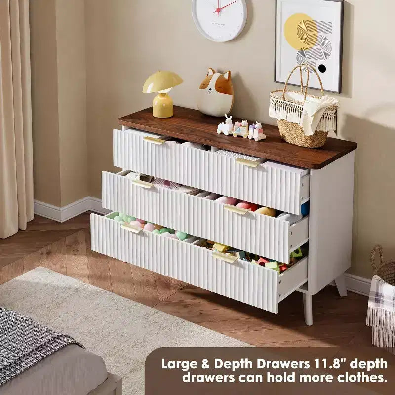 Comò bianco a 6 cassetti, design curvo scanalato largo 120 cm con maniglie dorate, cassettiera moderna e robusta per camera da letto e soggiorno.