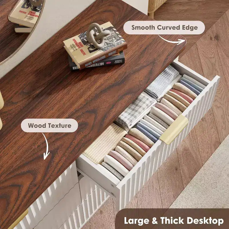 Comò bianco a 6 cassetti, design curvo scanalato largo 120 cm con maniglie dorate, cassettiera moderna e robusta per camera da letto e soggiorno.