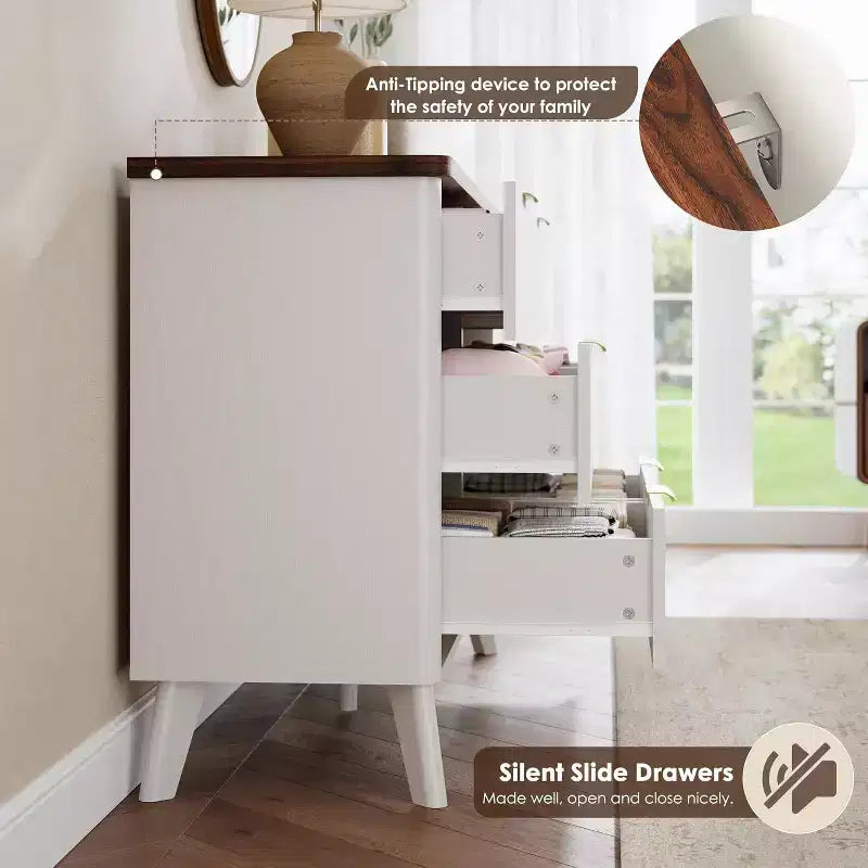 Comò bianco a 6 cassetti, design curvo scanalato largo 120 cm con maniglie dorate, cassettiera moderna e robusta per camera da letto e soggiorno.