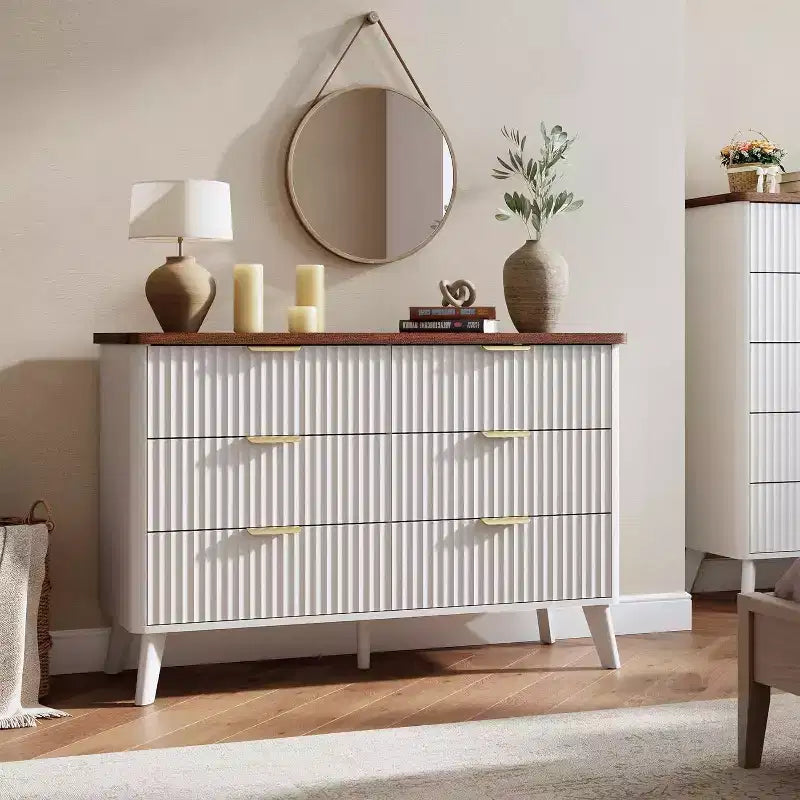 Comò bianco a 6 cassetti, design curvo scanalato largo 120 cm con maniglie dorate, cassettiera moderna e robusta per camera da letto e soggiorno.
