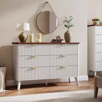 Comò bianco a 6 cassetti, design curvo scanalato largo 120 cm con maniglie dorate, cassettiera moderna e robusta per camera da letto e soggiorno.