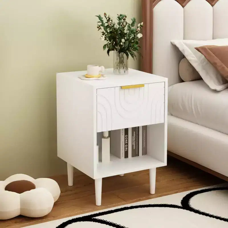 Comodino Moderno Bianco da 58 cm con un Cassetto e Ripiano Aperto, Maniglia con Accenti Dorati, Ideale per l'Arredamento della Camera da Letto