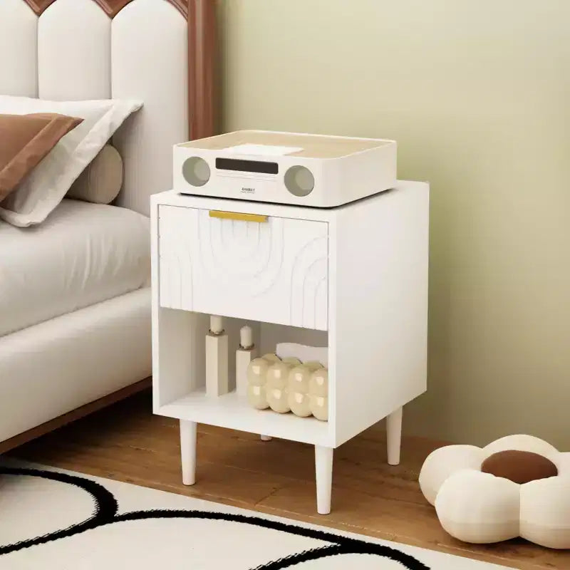 Comodino Moderno Bianco da 58 cm con un Cassetto e Ripiano Aperto, Maniglia con Accenti Dorati, Ideale per l'Arredamento della Camera da Letto